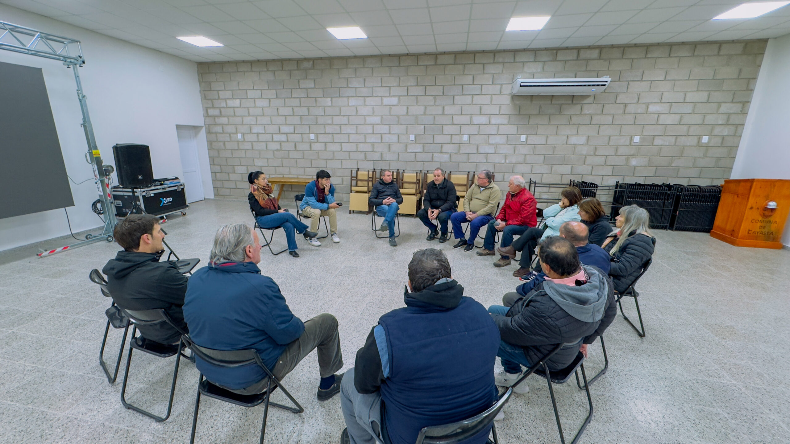 Reunión con vecinos por problemas del servicio eléctrico en la zona norte